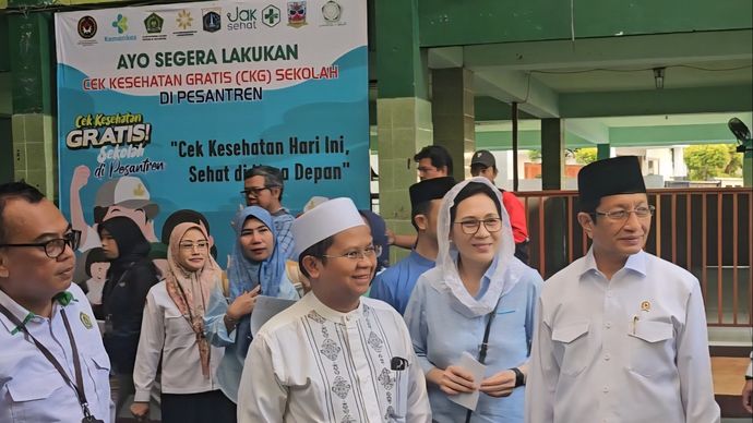 Pimpinan Pondok Pesantren Asshiddiqiyah KH Mahrus Iskandar (berpeci putih) mendampingi Menag Nasaruddin Umar meninjau Cek Kesehatan Gratis di pesantren Asshidiqiyah, Senin (4/8/2025)