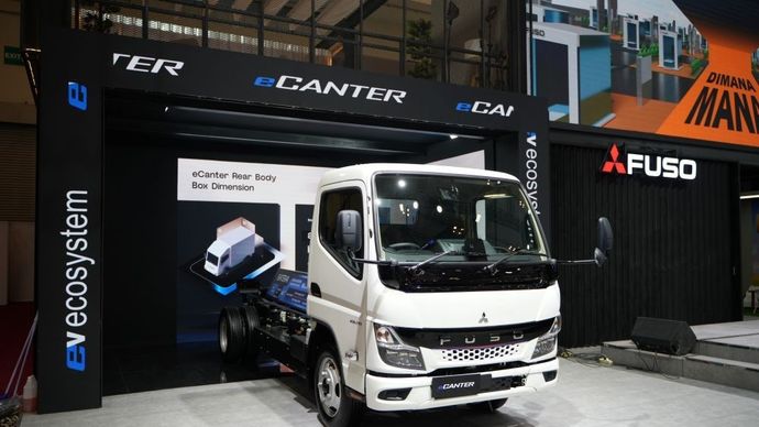 Booth Mitsubishi Fuso dengan desain modern menampilkan berbagai produk unggulan seperti truk listrik eCanter di GIIAS 2025. (Foto: Istimewa)