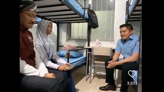 Sekretaris Kabinet Letkol Teddy Indra Wijaya saat kagum dengan lantunan merdu ayat Al-Qur'an oleh siswi Sekolah Rakyat. 