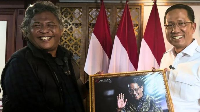Redaktur Pelaksana Kantor Berita ANTARA Sigit Pinardi (kiri) memberikan kenang-kenangan kepada Menteri Hukum Supratman Andi Agtas (kanan) setelah wawancara khusus dengan ANTARA di Jakarta, Senin (4/8/2025).