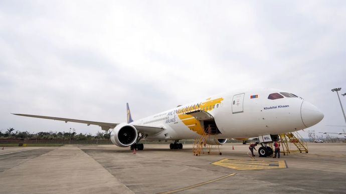 Foto yang diambil pada 16 Januari 2025 ini menunjukkan pesawat Boeing B787-9 milik Mongolian Airlines yang sedang parkir di pangkalan perawatan pesawat terpadu Pelabuhan Perdagangan Bebas Hainan di Haikou, Provinsi Hainan, China selatan. Pesawat ini akan menerima layanan pemeriksaan dan perawatan di sana, yang menandai pesanan perawatan perdana untuk pesawat yang datang di Pelabuhan Perdagangan Bebas Hainan untuk tahun 2025 dan juga yang pertama dari layanan tersebut untuk pesawat dari Mongolia. Layanan ini dimulai pada hari Kamis, dan memenuhi syarat untuk mendapatkan perlakuan istimewa dari pelabuhan perdagangan bebas, termasuk pembebasan biaya deposit tunai serta bahan bakar dan perlengkapan perawatan bebas bea. Selasa, 5 Agustus 2025.