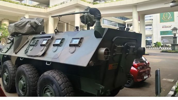 Satu unit mobil kendaraan tempur (ranpur) jenis Anoa 6x6 milik TNI terparkir di kawasan Gedung Kejagung, Jakarta, Selasa (5/8/2025). 