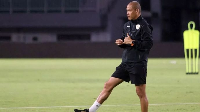 Pelatih sepak bola Timnas Indonesia U-17 Nova Arianto memimpin latihan di Stadion Pakansari, Kabupaten Bogor, Jawa Barat, Kamis (13/3/2025). 