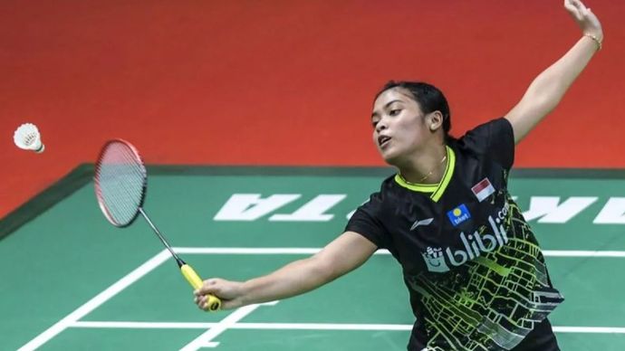 Pebulu tangkis tunggal putri Indonesia Gregoria Mariska Tunjung mengembalikan kok ke arah lawannya pebulu tangkis tunggal putri Japan Akane Yamaguchi saat pertandingan babak pertama Daihatsu Indonesia Masters 2020 di Istora Senayan, Jakarta, Rabu (15/1/2020). 