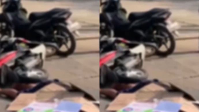 Seorang pengendara sepeda motor Yamaha Mio berwarna merah dengan nomor polisi E 3751 XL dilaporkan meninggal dunia di lokasi kejadian setelah terlindas truk.