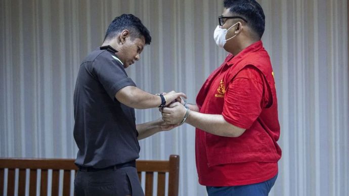 Petugas kejaksaan membuka borgol terdakwa kasus narkoba Kompol Satria Nanda (kanan), mantan Kasat Reserse Narkoba Polresta Barelang, saat akan menjalani sidang dengan agenda pembacaan vonis di Pengadilan Negeri (PN) Batam, Kepulauan Riau, Rabu (4/6/2025). 