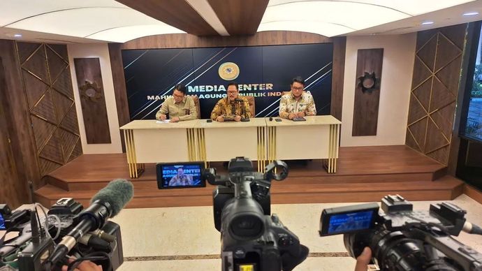 Juru Bicara Mahkamah Agung (MA) Yanto (tengah) memberikan keterangan kepada wartawan di Media Center Mahkamah Agung, Jakarta, Rabu, 6 Agustus 2025.