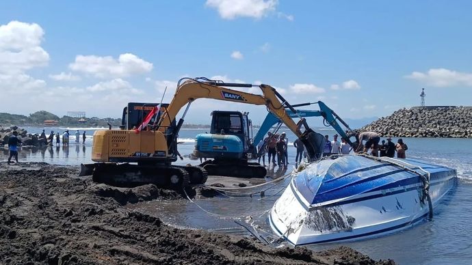 Tim SAR gabungan mengevakuasi bangkai kapal cepat Bali Dolphin Cruise 2 yang tenggelam di jalur masuk Pelabuhan Sanur, Denpasar, Rabu 6 Agustus 2025. ANTARA/HO-Humas Polresta Denpasar