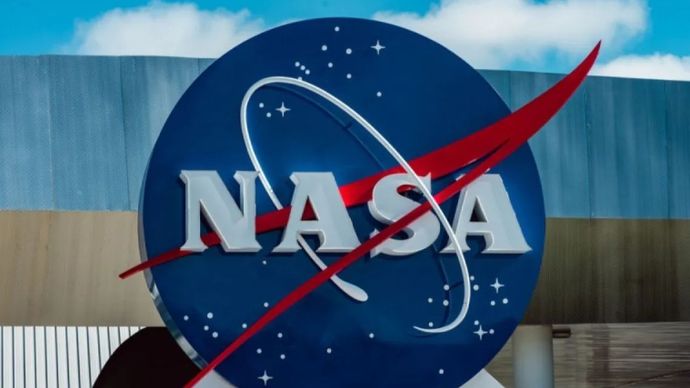 Logo NASA di Kennedy Space Center Visitors Complex in Titusville, Florida, Amerika Serikat.