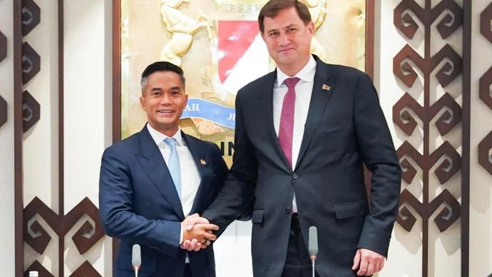 Ketua Umum Kamar Dagang dan Industri (Kadin) Indonesia Anindya Bakrie (kiri) bertemu dengan Menteri Luar Negeri Belarus Maxim Ryzhenkov (kanan) di Jakarta, Rabu 6 Agustus 2025. ANTARA/HO-Kadin.