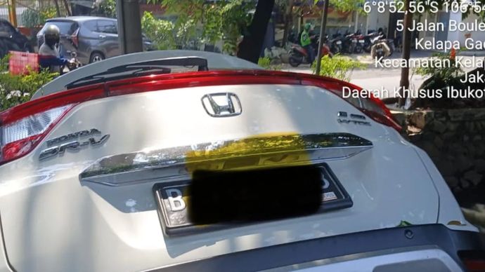 Mobil SUV putih terperosok di kali yang ada di dekat Sekolah Penabur Kelapa Gading Jakarta Utara pada Rabu 6 Agustus 2025.ANTARA/HO-Satlantas Polres Metro Jakut