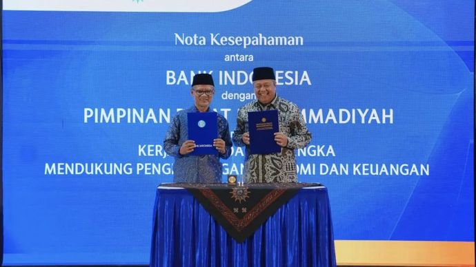 Gubernur BI Perry Warjiyo (kanan) dan Ketua Umum PP Muhammadiyah Haedar Nashir (kiri) saat penandatanganan Nota Kesepahaman di Kantor PP Muhammadiyah, Jakarta, Rabu, 6 Agustus 2025.