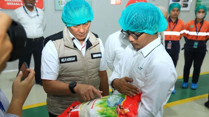 Kepala Satgas Pangan Polri Brigjen Pol. Helfi Assegaf (kiri) memeriksa beras yang diproduksi PT Padi Indonesia Maju (PIM) di pabrik PT Padi Indonesia Maju, Serang, Banten, Rabu, 6 Agustus 2025.