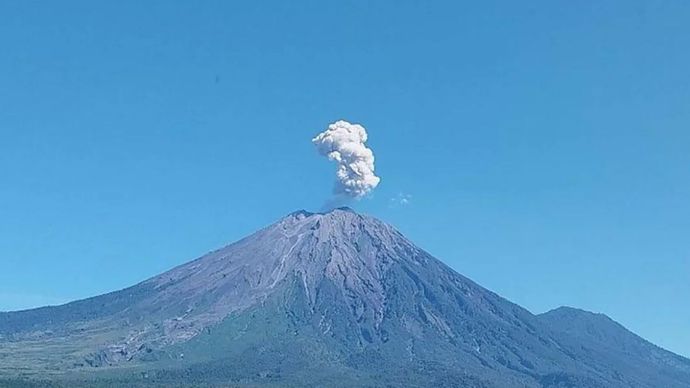 Gunung Semeru erupsi dengan tinggi letusan mencapai 700 meter di atas puncak pada Rabu (6/8/2025).