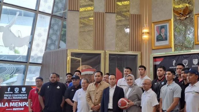Direktur IBL Junas Miradiarsyah dan Sekjen Perbasi Nirmala Dewi berfoto bersama perwakilan klub peserta IBL All Indonesian 2025 di Kementerian Pemuda dan Olahraga, Jakarta, Rabu (6/8/2025).