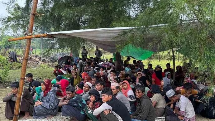 Arsip foto - Imigran rohingya di pesisir Pantai Desa Alue Bu Jalan, Kecamatan Peureulak Barat, Kabupaten Aceh Timur, pada 5 Januari 2025. 