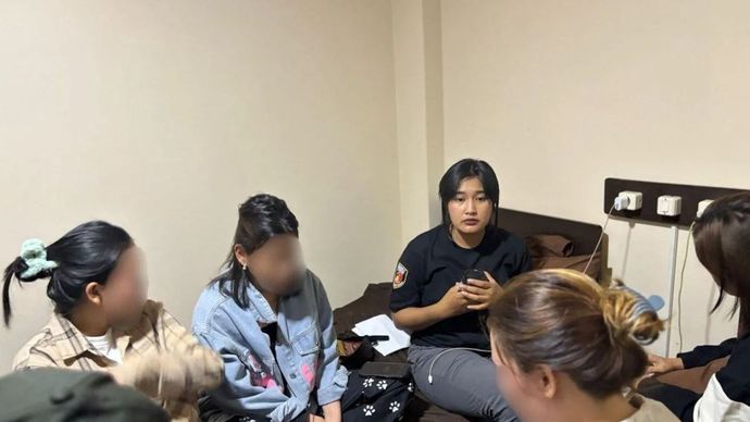 Unit PPA Satuan Reskrim Polres Jayawijaya saat menginterogasi empat perempuan yang diduga sebagai PSK di salah satu hotel di Kota Wamena, Kabupaten Jayawijaya, Papua Pegunungan.