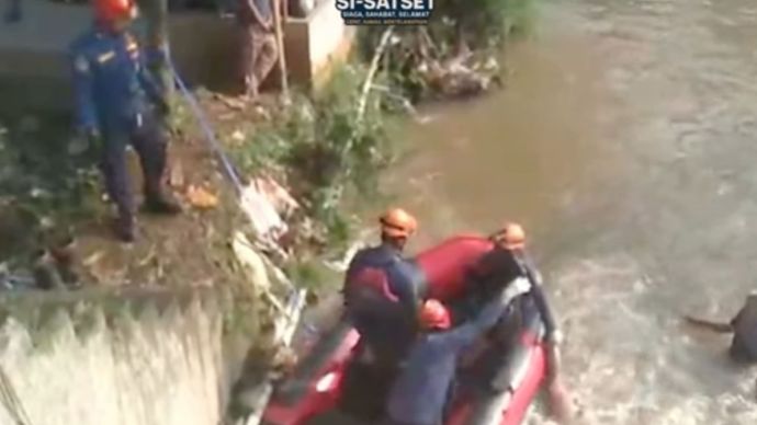 Kamis (07/08/2025) Tim menerima informasi ada seorang mayat pria ditemukan mengambang di Sungai Kali Baru tepatnya di Kp. Pasir Palapa, Kec. Sukaraja, Kabupaten Bogor. Sebelum ditemukan, korban yang berusia 35 tahun itu hilang sejak hari Selasa.