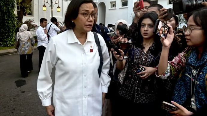 Menteri Keuangan (Menkeu) Sri Mulyani Indrawati (kiri) menjawab pertanyaan wartawan saat ditemui selepas acara Sidang Kabinet Paripurna di Istana Kepresidenan RI, Jakarta, Kamis, 7 Agustus 2025.