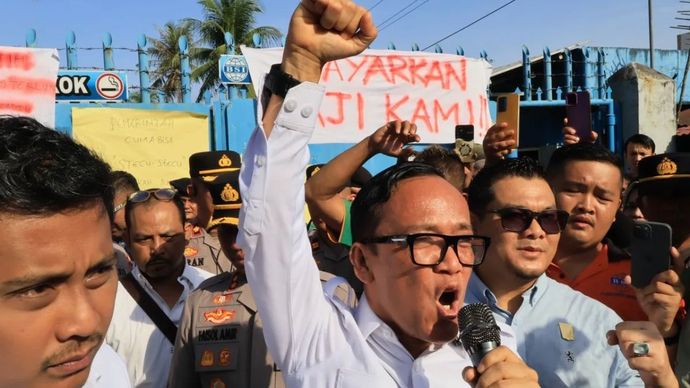Wakil Menteri Ketenagakerjaan (Wamenaker) Immanuel Ebenezer Gerungan (memegang pengeras suara) menyemangati para buruh PT Bumi Sari Mas Indonesia yang menuntut hak mereka, di Kabupaten Padang Pariaman, Sumbar, Kamis (7/82025). 