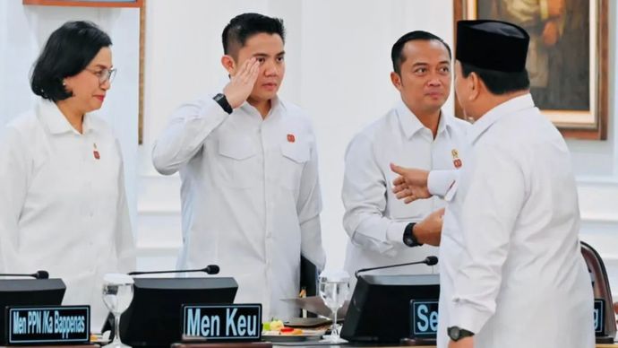 Sekretaris Kabinet Teddy Indra Wijaya memberi hormat kepada Presiden RI Prabowo Subianto dalam Sidang Kabinet Paripurna di Kantor Presiden, Istana Kepresidenan, Jakarta, Kamis, 7 Agustus 22025.