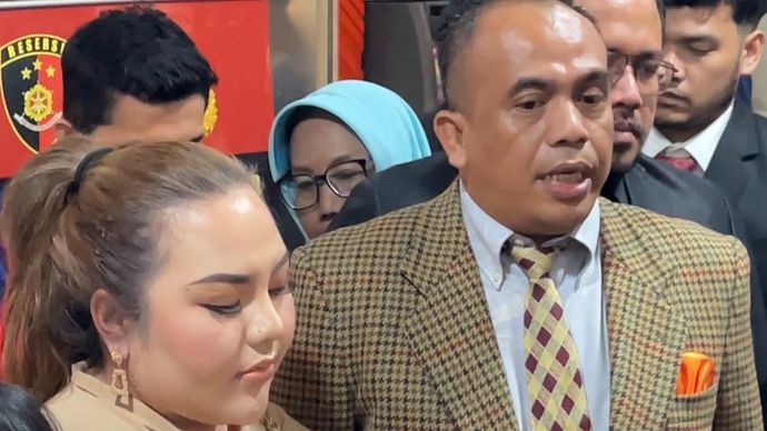 Lisa Mariana dan pengacaranya, Jhonboy Nababan. 