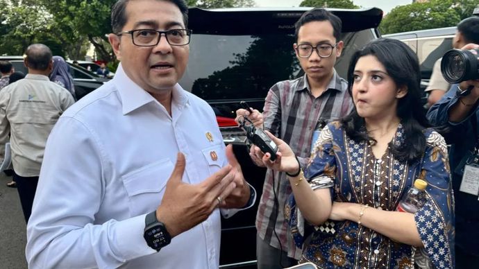 Menteri Ekonomi Kreatif (Menekraf) Teuku Riefky Harsya (kiri) menjawab pertanyaan wartawan saat ditemui di Istana Kepresidenan RI, Jakarta, Rabu (6/8/2025).