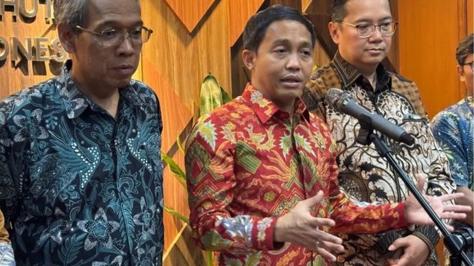 Menhut Raja Juli Antoni (tengah) memberikan keterangan kepada wartawan usai rapat membahas Inisiatif Konservasi Gajah Peusangan (Peusangan Elephant Conservation Initiative/PECI) di Jakarta, Kamis (7/8/2025). 