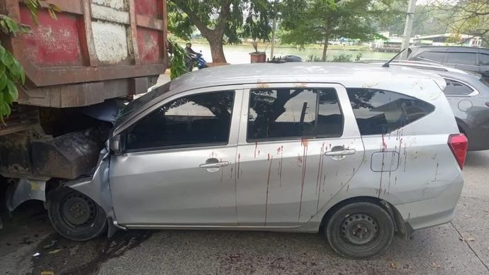Mobil minibus ringsek menabrak dump truk yang parkir di pinggir jalan di kawasan Danau Sunter Kecamatan Tanjung Priok, Jakarta Utara, pada Kamis 7 Agustus 2025. ANTARA/HO-Satlantas Polres Metro Jakut
