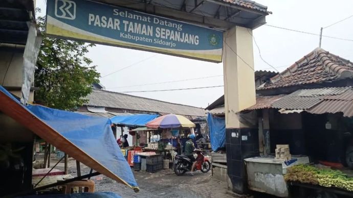 Kondisi Pasar Sepanjang di Kecamatan Taman, Kabupaten Sidoarjo, Jawa Timur pada Kamis (7/8/2025) siang yang beroperasi dengan normal di tengah isu penemuan potongan kepala kucing di lokasi terkait. 