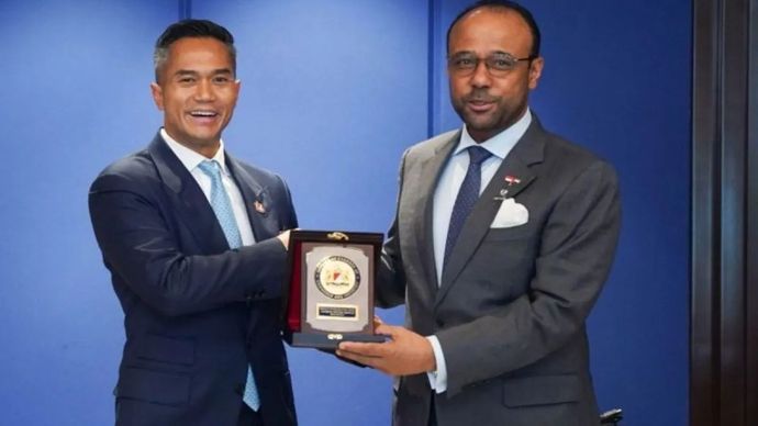 Ketua Umum Kadin Indonesia Anindya Bakrie (kiri) bertemu dengan Duta Besar UEA untuk Indonesia Abdullah Suleim Al Dhaheri (kanan) di Jakarta, Rabu (6/8/2025). 