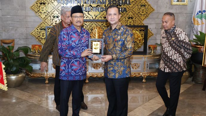 Menteri Transmigrasi, Iftitah Sulaiman dan Menteri Sosial, Saifullah Yusuf sepakat memperkuat sinergi program melalui rencana pendirian Sekolah Rakyat di kawasan transmigrasi.  