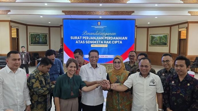 Menteri Hukum (Menkum) Supratman Andi Agtas, Jumat, menyaksikan penandatanganan surat perjanjian perdamaian terkait sengketa hak cipta antara Lembaga Manajemen Kolektif (LMK) Sentra Lisensi Musik Indonesia (SELMI) dan PT Mitra Bali Sukses (MBS). (ANTARA/HO-Kemenkum)