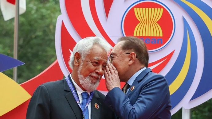 Arsip foto - Perdana Menteri Malaysia Anwar Ibrahim berbagi momen ringan dengan Perdana Menteri Timor-Leste Kay Rala Xanana Gusmao di KTT ASEAN ke-46 di Pusat Konvensi Kuala Lumpur, Malaysia, Senin (26/5/2025)