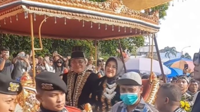 Bupati Pati Disoraki Warganya saat Iring-iringan Kirab Budaya  