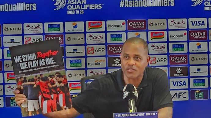 Pelatih timnas Indonesia Patrick Kluivert pada jumpa pers setelah pertandingan kualifikasi Piala Dunia 2026 zona Asia melawan China, di Stadion Utama Gelora Bung Karno, Jakarta, Jumat, 8 Agustus 2025.