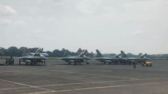 Pesawat F-16 TNI AU usai melaksanakan latihan di Lanud Halim Perdanakusuma, Jakarta Timur, Jumat, 8 Agustus 2025.
