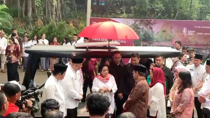 Presiden Ke-5 RI Megawati Soekarnoputri dan Gubernur DKI Pramono Anung mengunjungi Taman Langsat, Jakarta Selatan, Jumat, 8 Agustus 2025.