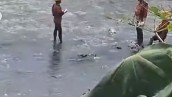 Balita tewas hanyut di Sungai. Jasad Arya ditemukan pada Jumat (8/8/2025) sekitar pukul 10.00 WIB di Desa Banget, Kecamatan Kwadungan, Kabupaten Ngawi. Lokasi penemuan berjarak sekitar lima kilometer dari titik awal korban dilaporkan hilang.