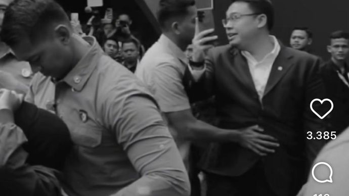 Wamen Komdigi Angga Raka Prabowo dihalau Paspampres. 