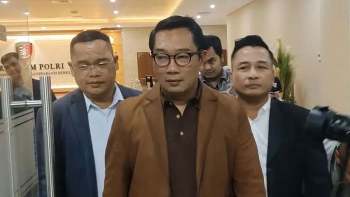 Mantan Gubernur Jawa Barat Ridwan Kamil (tengah) dengan didampingi tim kuasa hukumnya berjalan keluar dari Gedung Bareskrim Polri, Jakarta Selatan, Kamis (7/8/2025).