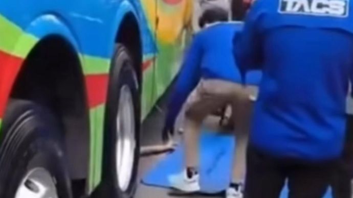 Mayat di kolong bus di Terminal Poris Plawad, Tangerang. 