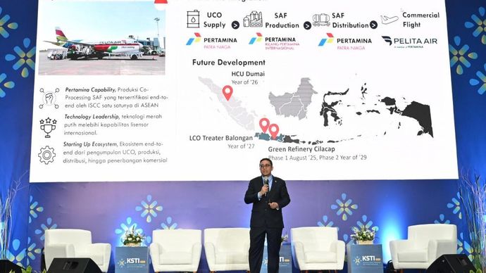 Wakil Direktur Utama Pertamina Oki Muraza memberikan pemaparan saat menjadi narasumber parallel session dengan tema energi pada acara Konvensi Sains, Teknologi, dan Industri Indonesia 2025 yang diselenggarakan di Gedung Sasana Budaya Ganesha, Bandung, Jumat (8/8/2025). (Foto: Istimewa/Pertamina)