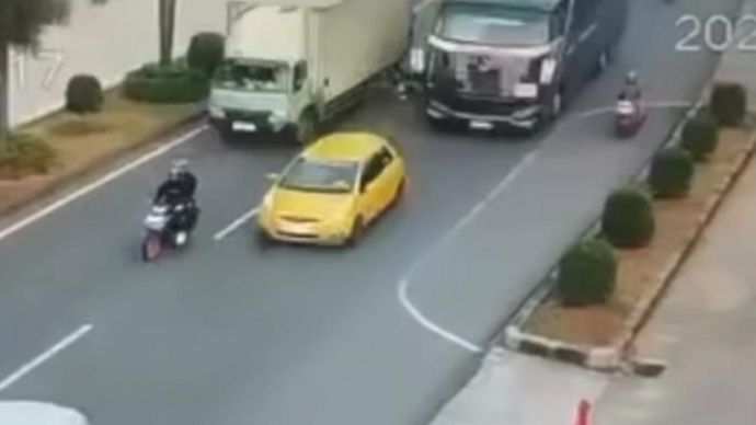 Kecelakaan di depan pabrik Sharp. 