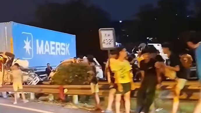Kecelakaan beruntun terjadi di ruas tol dalam kota Semarang, tepatnya di KM 432 jalur Jatingaleh&ndash;Gayamsari, Jumat malam (8/8/2025), melibatkan sedikitnya 15 kendaraan. Peristiwa ini mencakup truk kontainer, truk boks, dan sejumlah mobil pribadi yang mengalami kerusakan parah, sehingga menyebabkan kemacetan panjang di lokasi. Akibat insiden tersebut, tiga orang mengalami luka ringan dan dua orang mengalami luka berat, namun tidak ada korban jiwa.