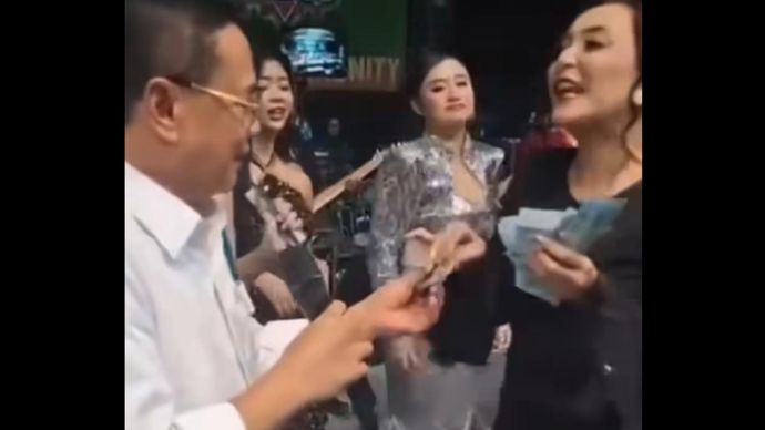 Bupati Pati Sudewo sawer wanita cantik diduga biduan. 