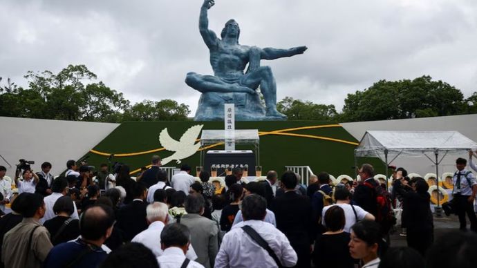 Warga berdoa untuk para korban bom atom di depan Patung Perdamaian Nagasaki pada peringatan 80 tahun pengeboman kota tersebut, di Taman Perdamaian Nagasaki di Nagasaki, Jepang barat daya, 9 Agustus 2025. (Foto: REUTERS/Issei Kato)
