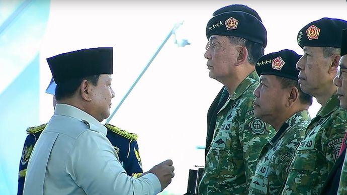 Presiden Prabowo Subianto menganugerahkan pangkat kehormatan bintang empat kepada Menteri Pertahanan Jenderal TNI (Purn) Sjafrie Sjamsoeddin dan Kepala Badan Intelijen Negara (BIN) Jenderal TNI (Pun) M. Herindra.