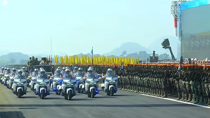 Presiden Prabowo Subianto saat melakukan pemeriksaan pasukan dalam agenda Upacara Gelar Pasukan Operasional dan Kehormatan Militer di Lapangan Suparlan, Pusat Pendidikan dan Latihan Khusus (Pusdiklatpassus) TNI Angkatan Darat, Batujajar, Kabupaten Bandung, Jawa Barat, Minggu, 10 Agustus 2025.
