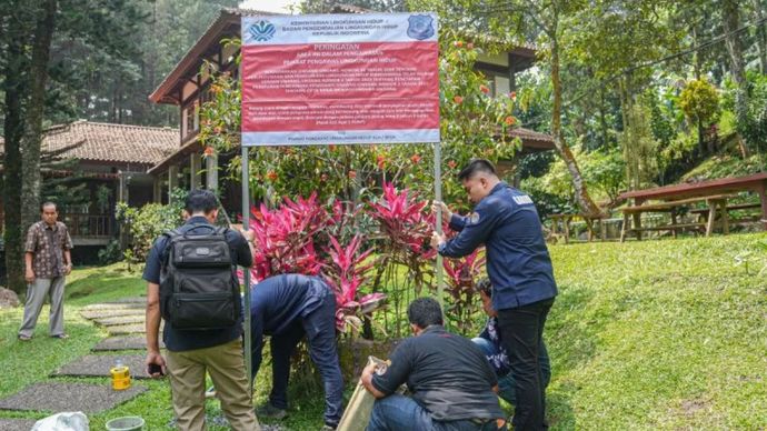 Tim Gakkum KLH memasang papan pengawasan ketika menyegel empat hotel karena pencemaran lingkungan di Puncak, Kabupaten Bogor, Jawa Barat, Sabtu (9/8/2025)